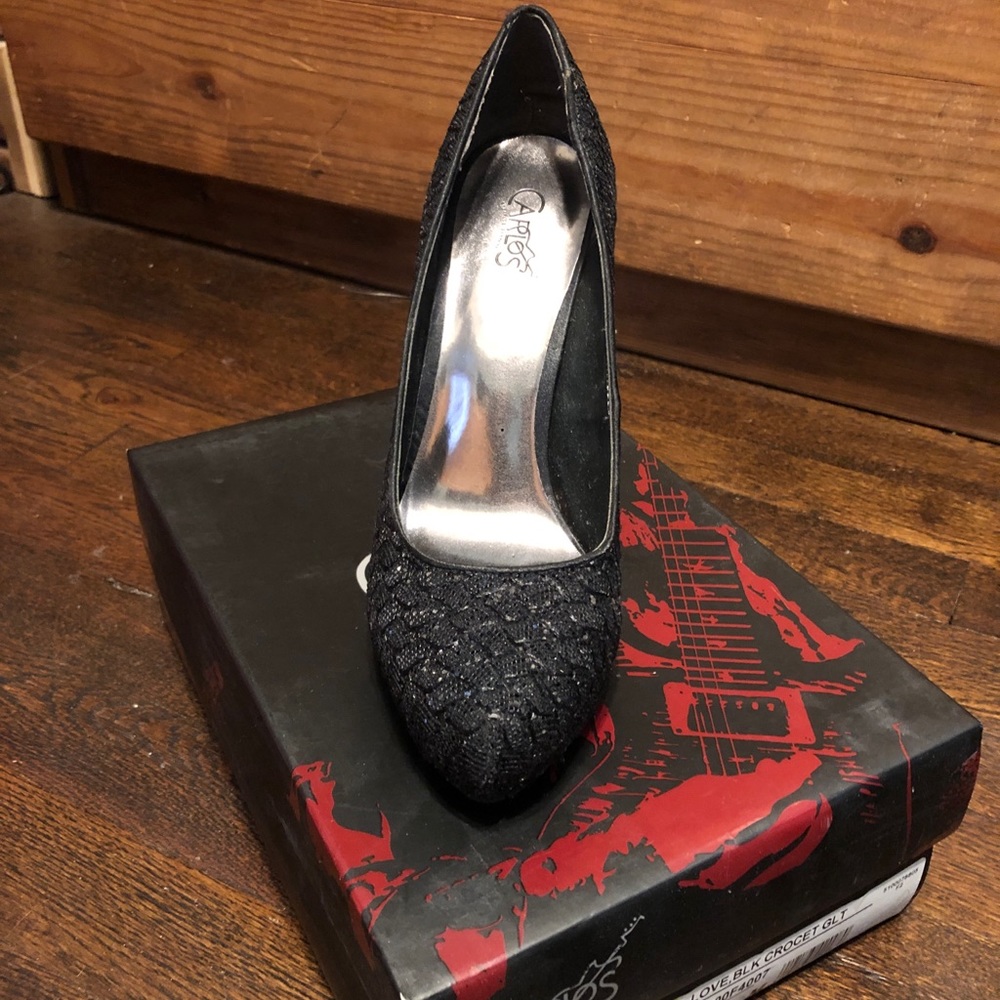 Carlos Santana. Black platform pumps.